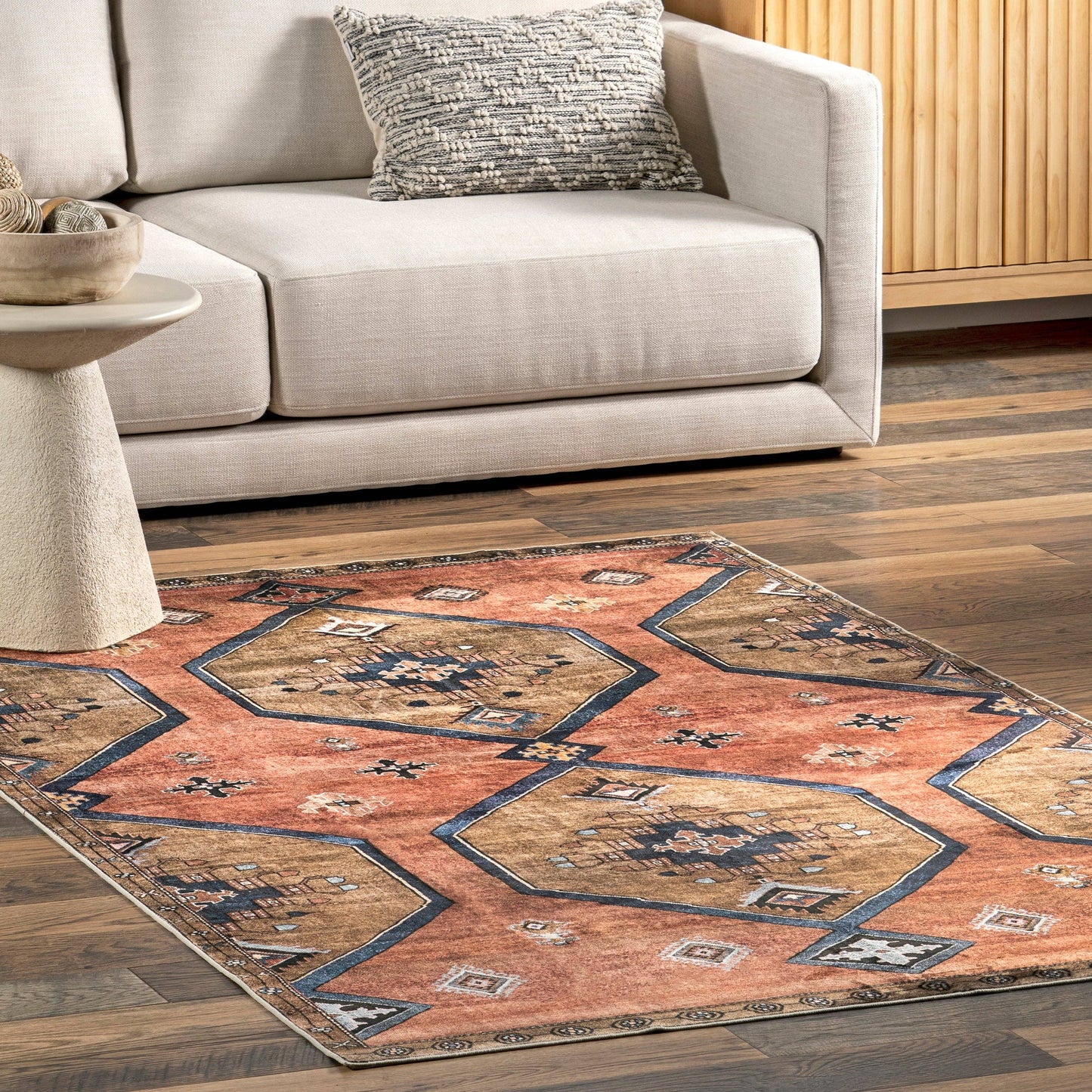 Judy Traditional Persian Machine Washable Area Rug